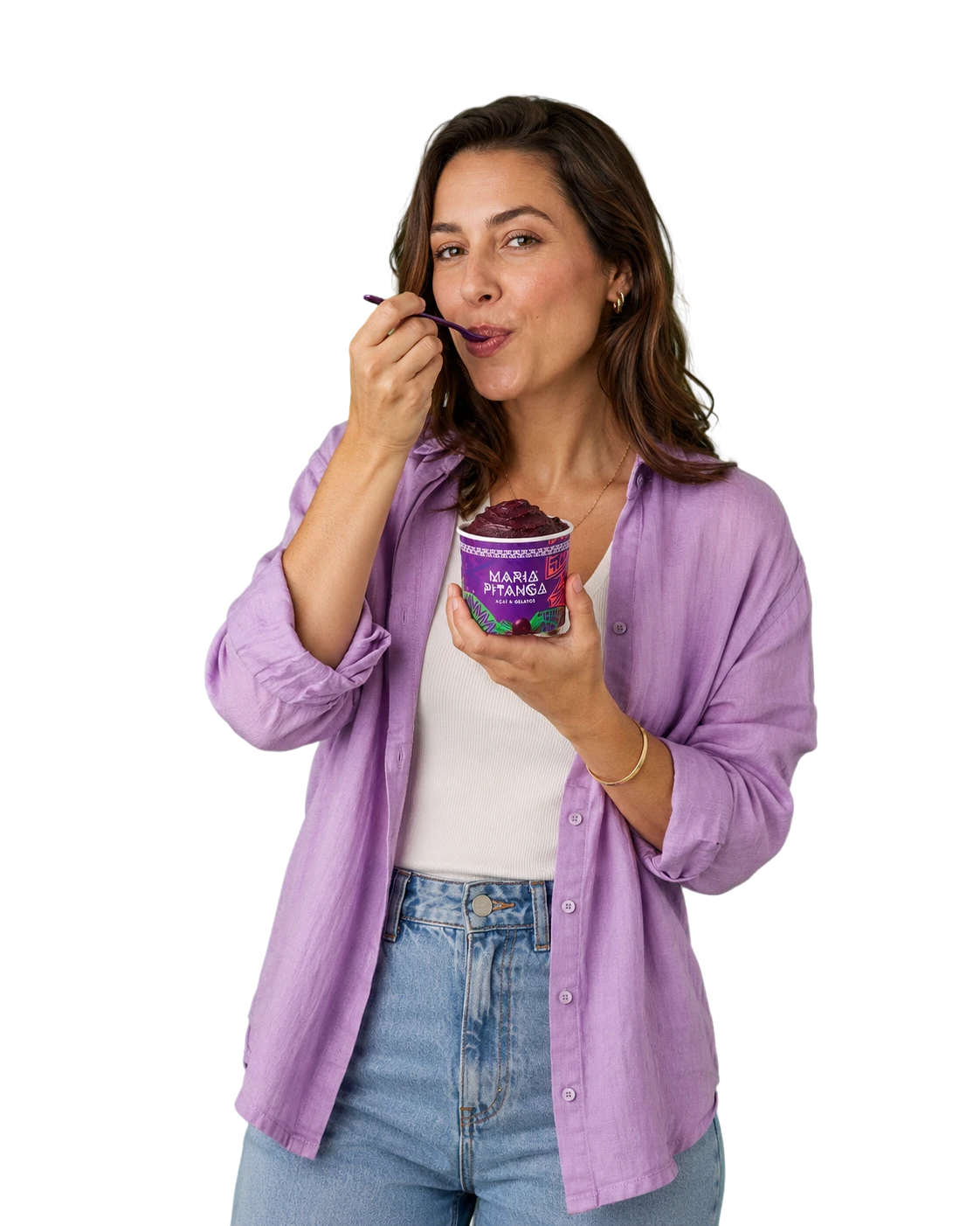 Franqueada Maria Pitanga sorrindo com um copo de açaí nas mãos