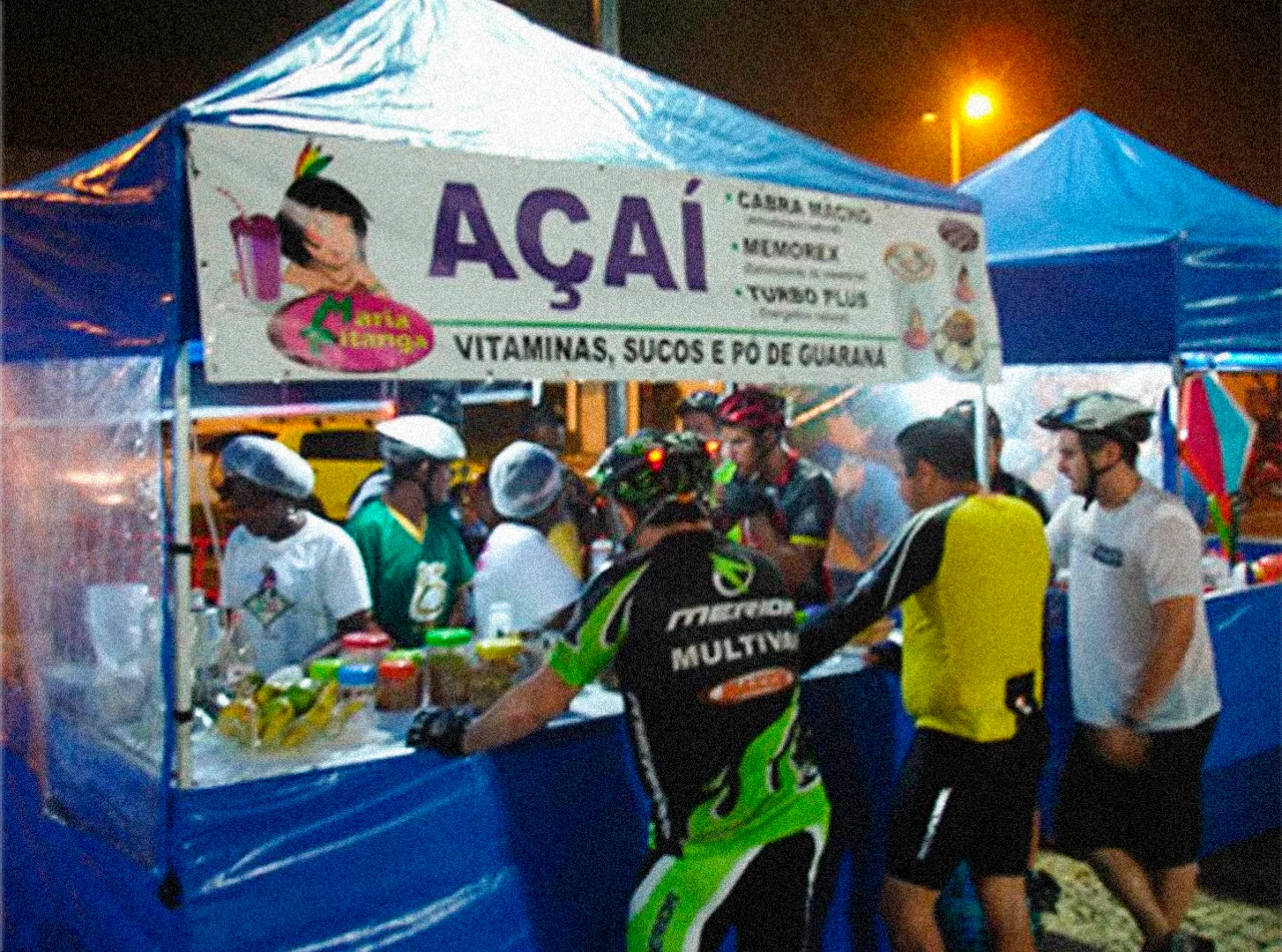 O primeiro quiosque da Maria Pitanga, em 2012: barraca azul com a faixa Açaí, no Lago Jacarey, em Fortaleza